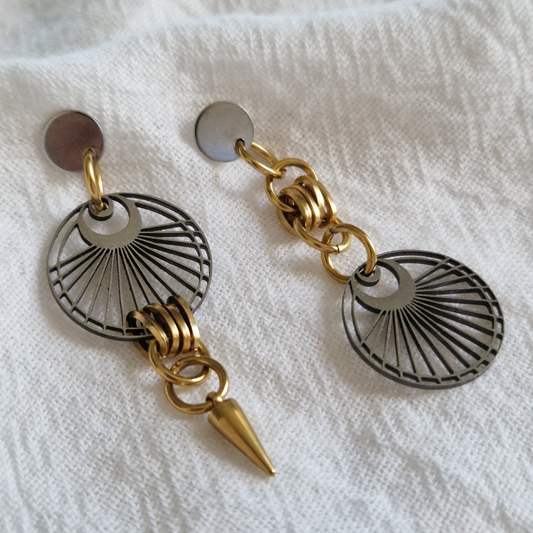 JEAN – Boucles d'oreilles asymétriques disque ajouré et pointe dorée en acier inoxydable
