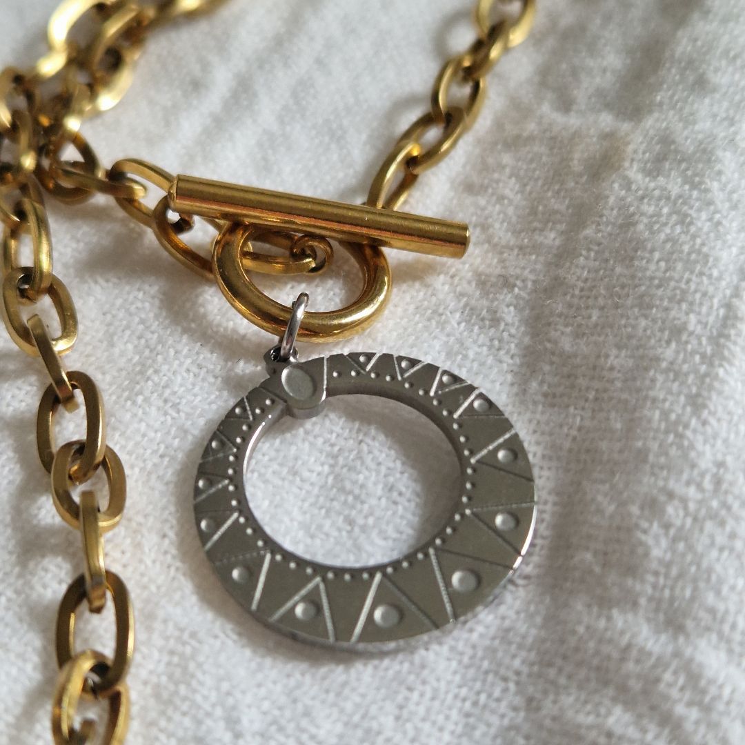 NOAH – Collier chaîne dorée avec fermoir T et pendentif anneau gravé en acier inoxydable