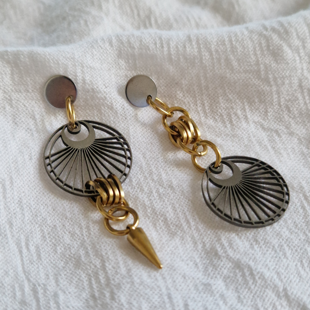 JEAN – Boucles d'oreilles asymétriques disque ajouré et pointe dorée en acier inoxydable