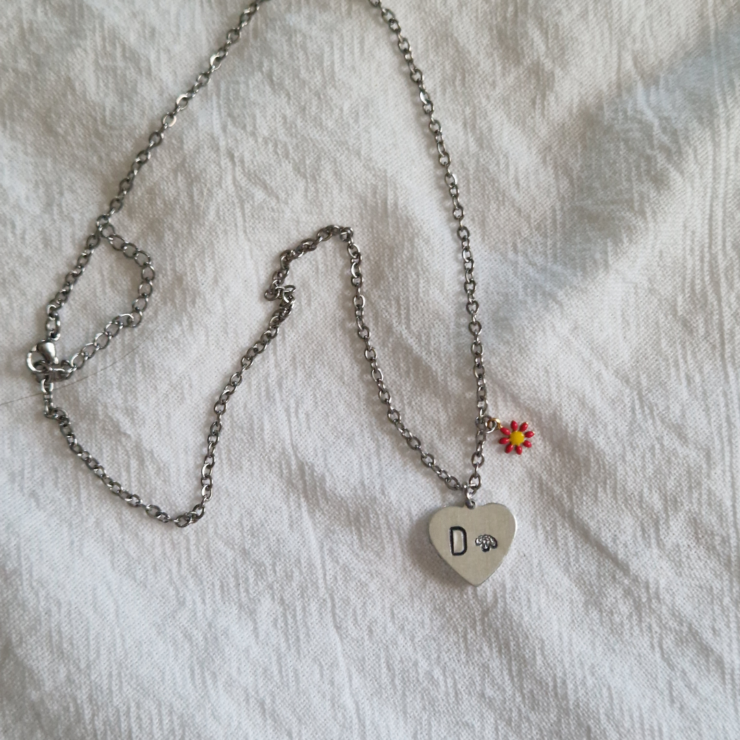 MON P'TIT COEUR – Collier enfant personnalisable en acier inoxydable avec pendentif cœur aluminium, initiale et fleur de naissance