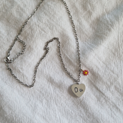 MON P'TIT COEUR – Collier enfant personnalisable en acier inoxydable avec pendentif cœur aluminium, initiale et fleur de naissance