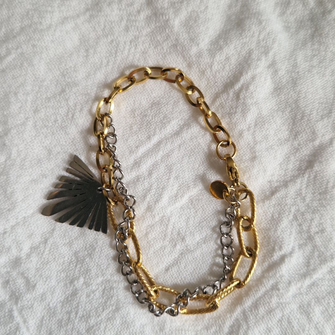 RAPHAËL – Bracelet pièce unique double chaîne dorée et argentée avec pampille éventail en acier inoxydable