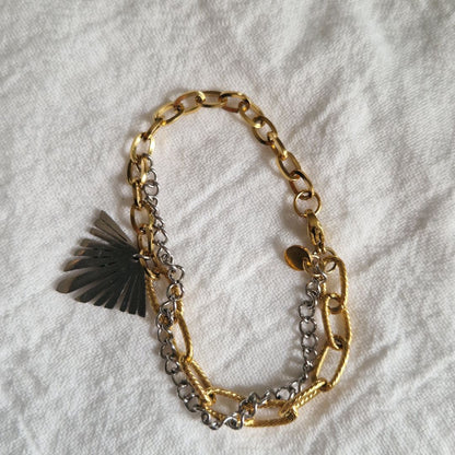 RAPHAËL – Bracelet pièce unique double chaîne dorée et argentée avec pampille éventail en acier inoxydable