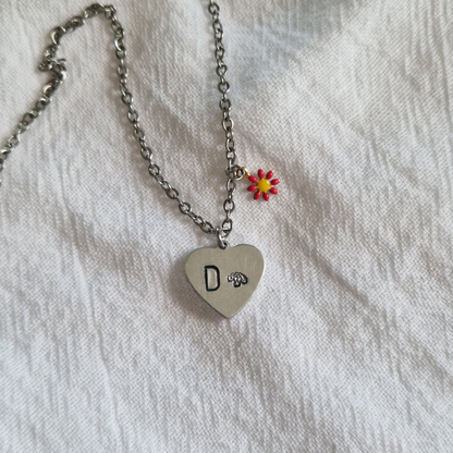 MON P'TIT COEUR – Collier enfant personnalisable en acier inoxydable avec pendentif cœur aluminium, initiale et fleur de naissance