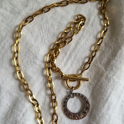 NOAH – Collier chaîne dorée avec fermoir T et pendentif anneau gravé en acier inoxydable