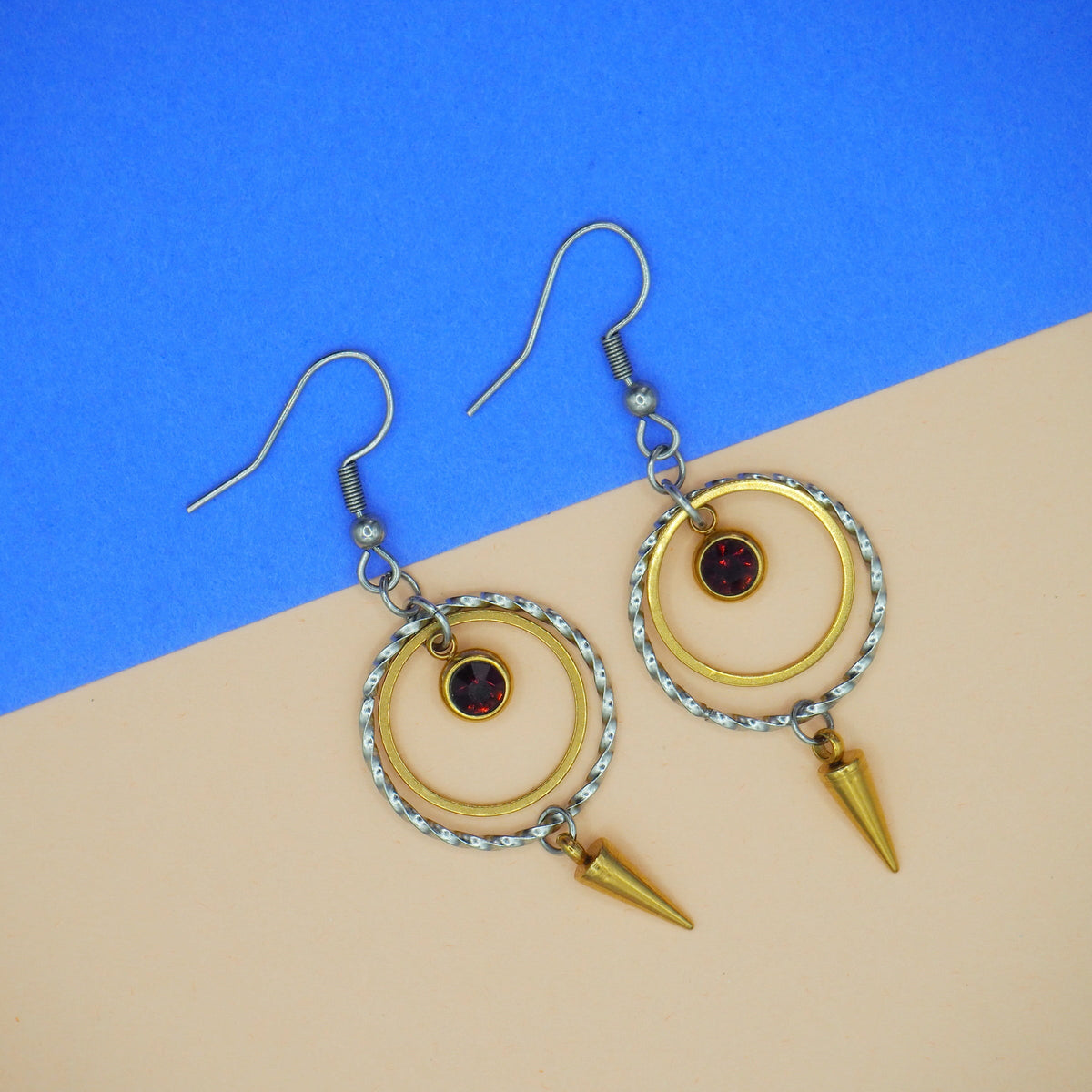 CÉDRIC – Boucles d'oreilles pendantes bicolores en acier inoxydable avec cercles texturés, strass noir et piques dorées