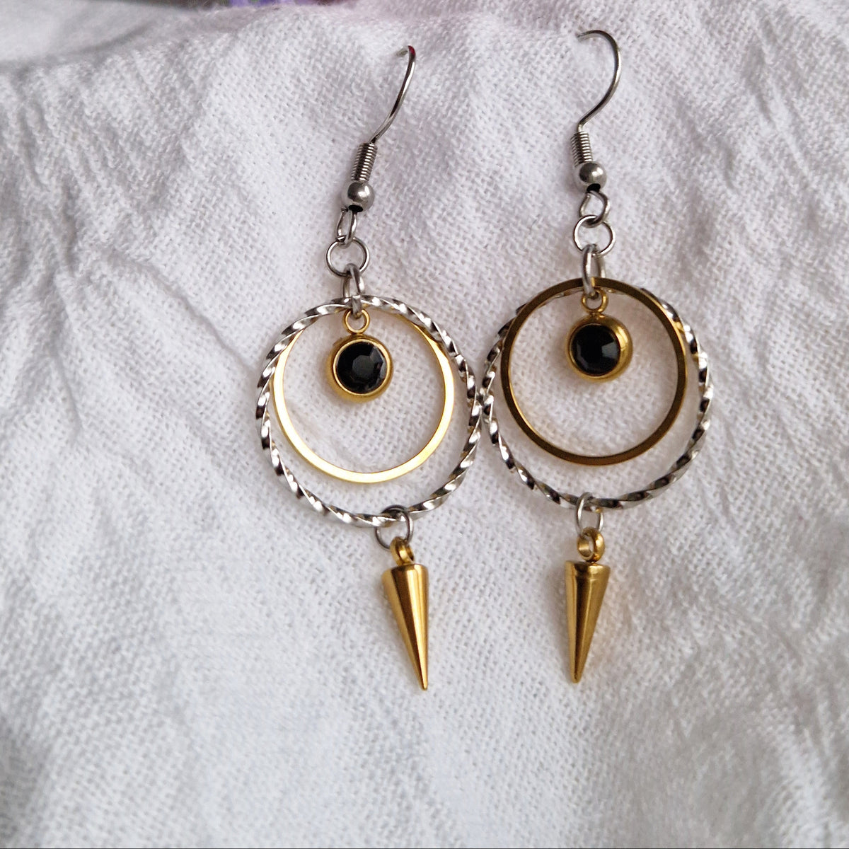 CÉDRIC – Boucles d'oreilles pendantes bicolores en acier inoxydable avec cercles texturés, strass noir et piques dorées