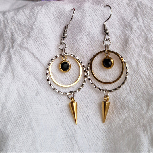 CÉDRIC – Boucles d'oreilles pendantes bicolores en acier inoxydable avec cercles texturés, strass noir et piques dorées